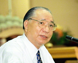 共に栄光の人生を！――関西文化会館で行われた本部幹部会でスピーチする池田先生（１９９５年１１月、大阪市で）