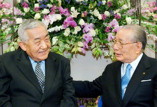 池田先生と韓国の趙文富博士は、これまで７度の出会いを。語らいは２冊の対談集に結実している（２００５年４月、創価大学で）