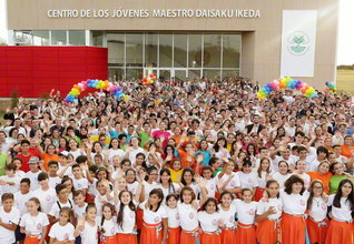 南米アルゼンチンに誕生した「池田青年文化センター」は、青年の熱意で建てられた“鍛えの城”（２月２５日、ブエノスアイレス州で）。「師弟誓願の大行進」は今、世界中で勢いよく！