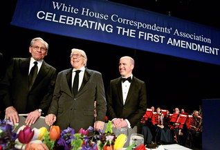 ４月２９日、合衆国憲法の修正第１条を祝うホワイトハウス記者会主催の夕食会。かつてウォーターゲート事件を取材したウッドワード氏㊧とバーンスタイン氏㊥が出席した＝ロイター