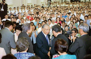 ２００５年７月の本部幹部会で、池田先生が共戦の同志に感謝を込めて握手を。先生は「人生も、社会も、勝つことは楽しい。勝ってこそ、自分も、人々も、幸福にしていける」とスピーチした（八王子市の東京牧口記念会館で）