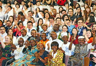 「世界青年部総会」には各国から若き池田門下が歓喜の中、参加。一人一人のはじける笑顔が、世界広布の偉大なる実証（１１日、東京・八王子市の創価大学で）