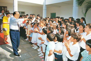 １９９３年２月にパラグアイを初訪問した池田先生が、愛すべき後継の友一人一人に尊敬の眼差しを送り最大にたたえる（パラグアイ文化会館で）