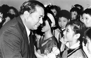 中国の未来は君たちのもの――池田先生が、第３次訪中の折に訪れた武漢で、歓迎する子どもたちと（１９７５年４月）