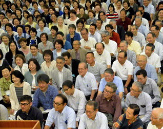 “功徳と正義を示せ！　ここから火の手を上げよ”――東京・調布総区の同志が“常勝の錦州城”構築へ不屈の闘魂をたぎらせて（５月、調布文化会館で）