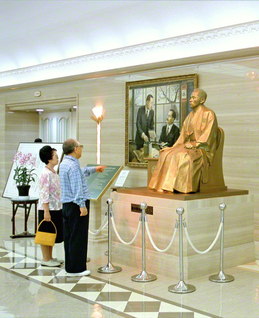 創価の厳父・牧口先生の座像を見つめる池田先生ご夫妻（２００７年７月、東京牧口記念会館で）
