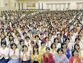 信心根本の挑戦で一切を自身の人間革命、宿命転換の好機に！（今月１日、東京牧口記念会館で行われた「全国白蓮グループ大会」）