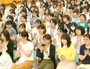 広布の活動も、生活も、どこまでも御本尊根本に勝利の道を切り開こう（７月２２日、高松市の四国池田文化会館で行われた四国女子部の池田華陽会大会）