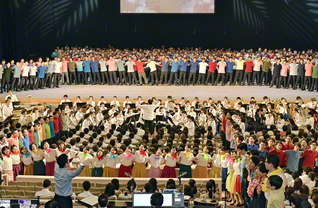 日中の万代の友好は学生の熱と力で！――「友好青年音楽祭」では両国の学生同士が肩を組み、歌った（２４日、東京・八王子市の創大池田記念講堂で）