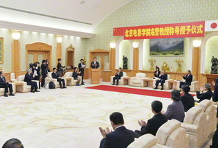 授与式には創大生、短大生、留学生の代表も出席。式典を終えた侯党委書記は「池田先生の謝辞に感動しました。本学について大変よく知ってくださり光栄です」と喜びを語った（創大本部棟で）