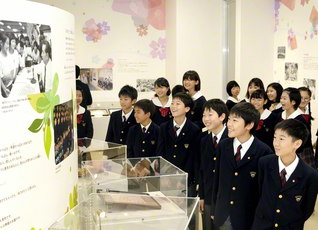 “創立者と学園生の絆”を伝える貴重な品々が並ぶ、記念の展示に見入る東京創価小学校の児童。１１・１８「英知の日」を目指し、小説『新・人間革命』「若芽」の章などで創立の精神を学んできた