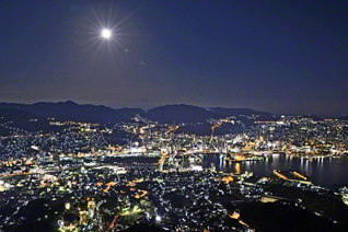 香港、モナコと並んで“世界新三大夜景”に選ばれている長崎市の夜景。稲佐山からの眺めは人々を魅了する（長崎市）＝長崎支局