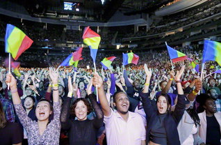 「誓願」を果たす時は今――世界中で、地涌の若人が「１１・１８」目指して躍動している。アメリカＳＧＩの青年大会には、全米９都市で５万人が集った（９月２３日、ニュージャージー州で）