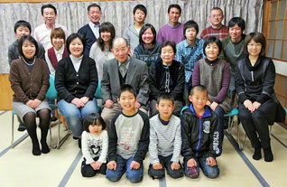 ２０１１年の正月、父・原本格（いたる）さん（２列目の左から３人目）のもとに集い、広布への決意を新たにする平谷さん一家（呉市の原本栄光会館で）