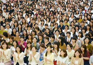 先月１６日に開催された兵庫女子部の大会。“御書根本の青春”を歩み、人生の礎を堅固に（兵庫池田文化会館で）