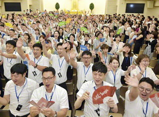 共に手を携え、世界広布新時代を切り開いていきます！――「日韓青年友好大会」では、両国の若人が永遠の共戦を固く誓い合った（３日、東京・新宿区で）