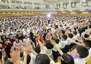 九州広布は、永遠に青年が切り開いていきます！――後継の若人が新たな誓願を立てた九州総会（８日、九州池田講堂で）