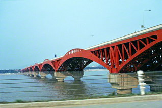 ソウルの漢江に架かる橋（１９９０年９月、池田先生撮影）。先生は文化と教育の交流に力を注ぎ、日韓の間に友情の「宝の橋」を築いてきた
