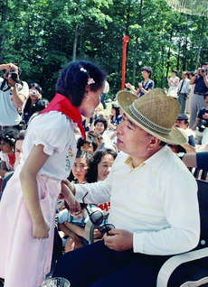 文化交歓会に出席した池田先生が、子どもたちと交流のひとときを（１９８１年６月２３日、トロント近郊のカレドンで）