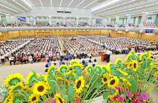 九州の天地で開催された本部幹部会。福岡、佐賀、長崎、熊本、鹿児島、大分、宮崎の同志たちは互いに支え合い、励まし合って、この日を迎えた。「先駆」の誇りを受け継ぐ青年部・未来部を先頭に、学会創立１００周年の２０３０年へ、広布の山を力強く登りゆく（九州池田講堂で）