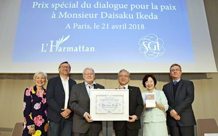 「平和への対話特別賞」の授与式。アルマッタン社の創設者であるドゥニ・プリアン氏（左から３人目）、甥で社長のグザビエ・プリアン氏（同２人目）らと共に（パリ市内のフランス創価仏教センターで）